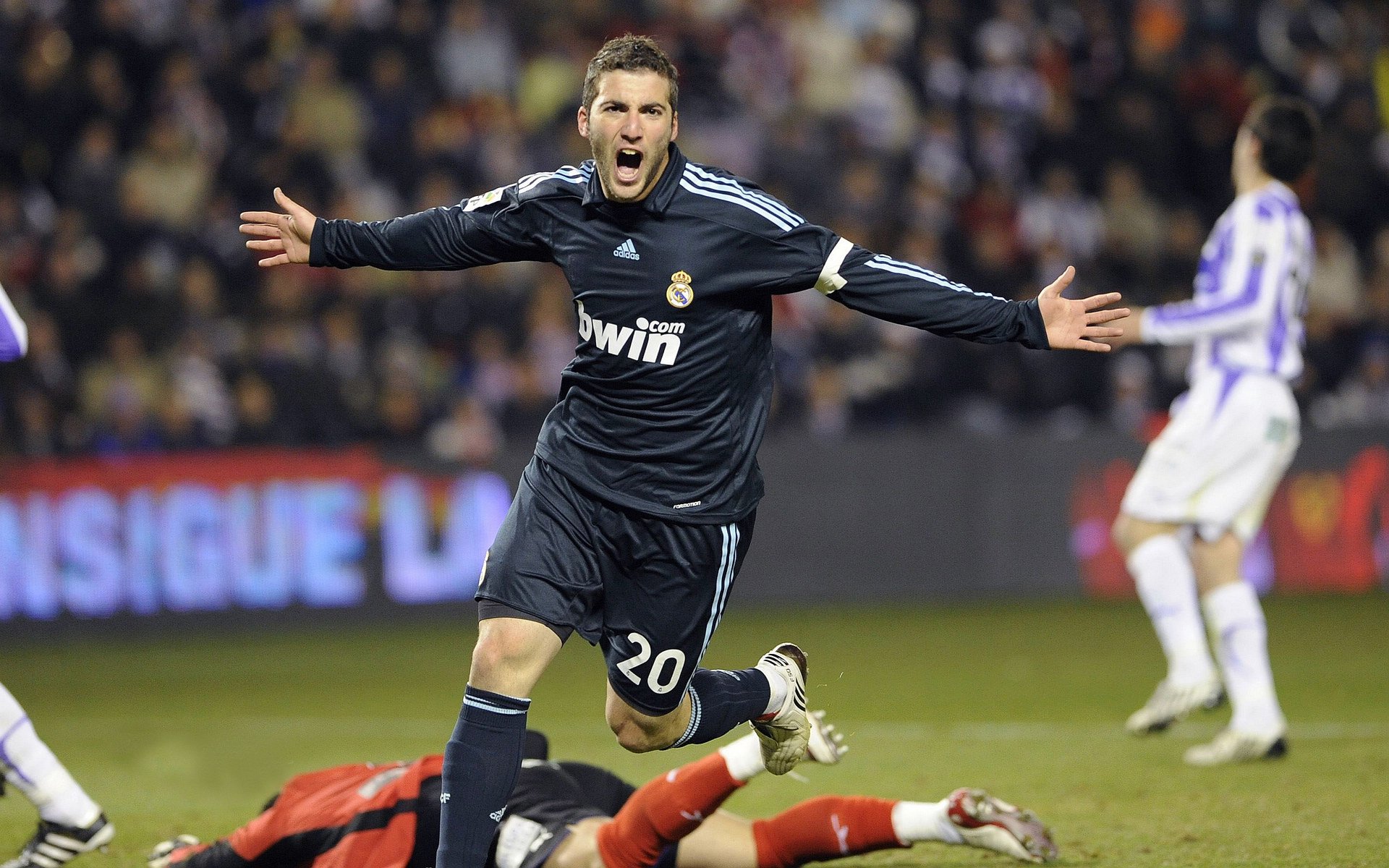 3-1!超级射手双响10轮13球,12.1亿战舰掀翻大黑马重返前二,超级射手游戏